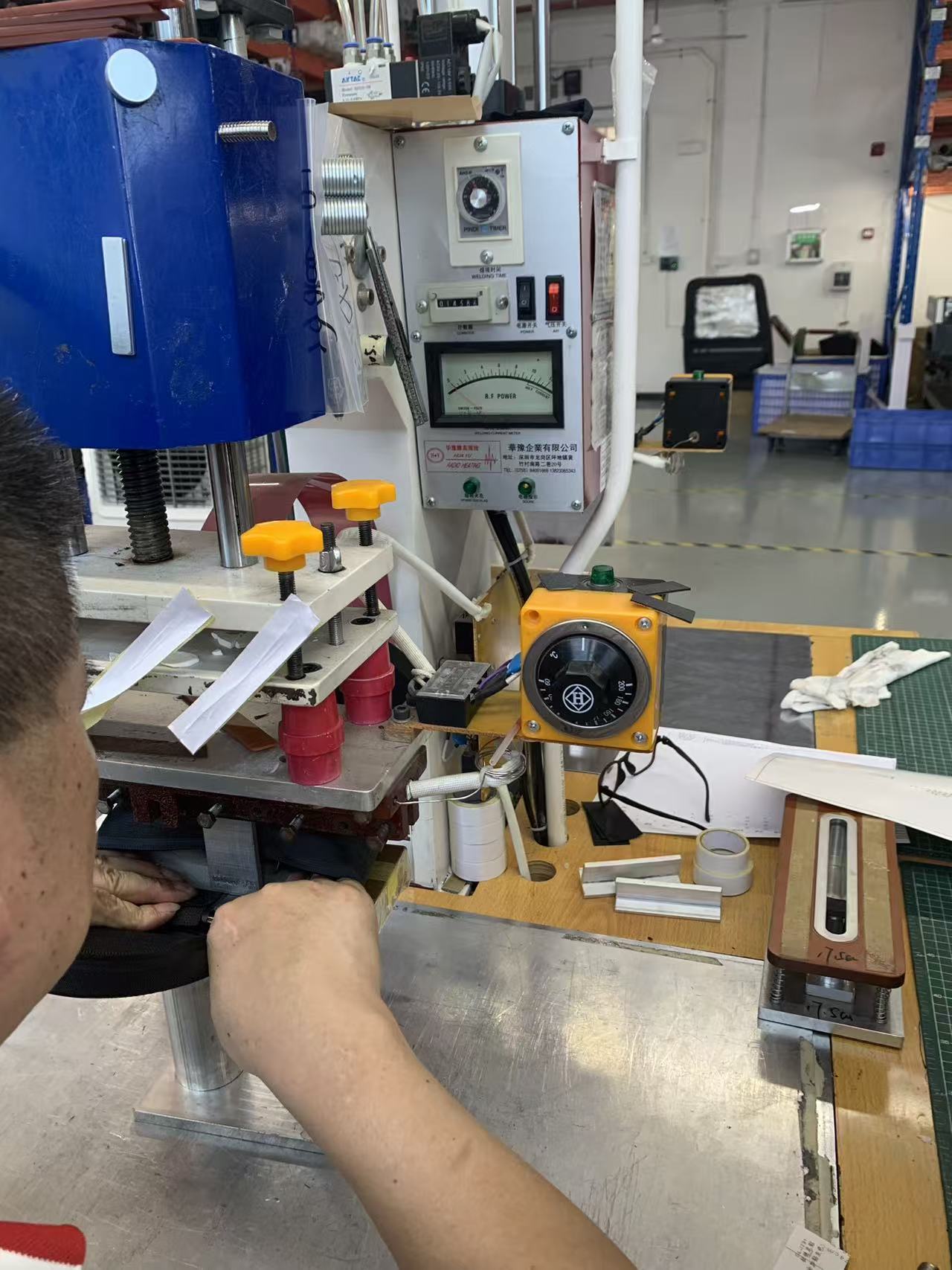 27.12 MHz high-frequency welding station fusing TPU cooler bag panels with in-line weld inspection